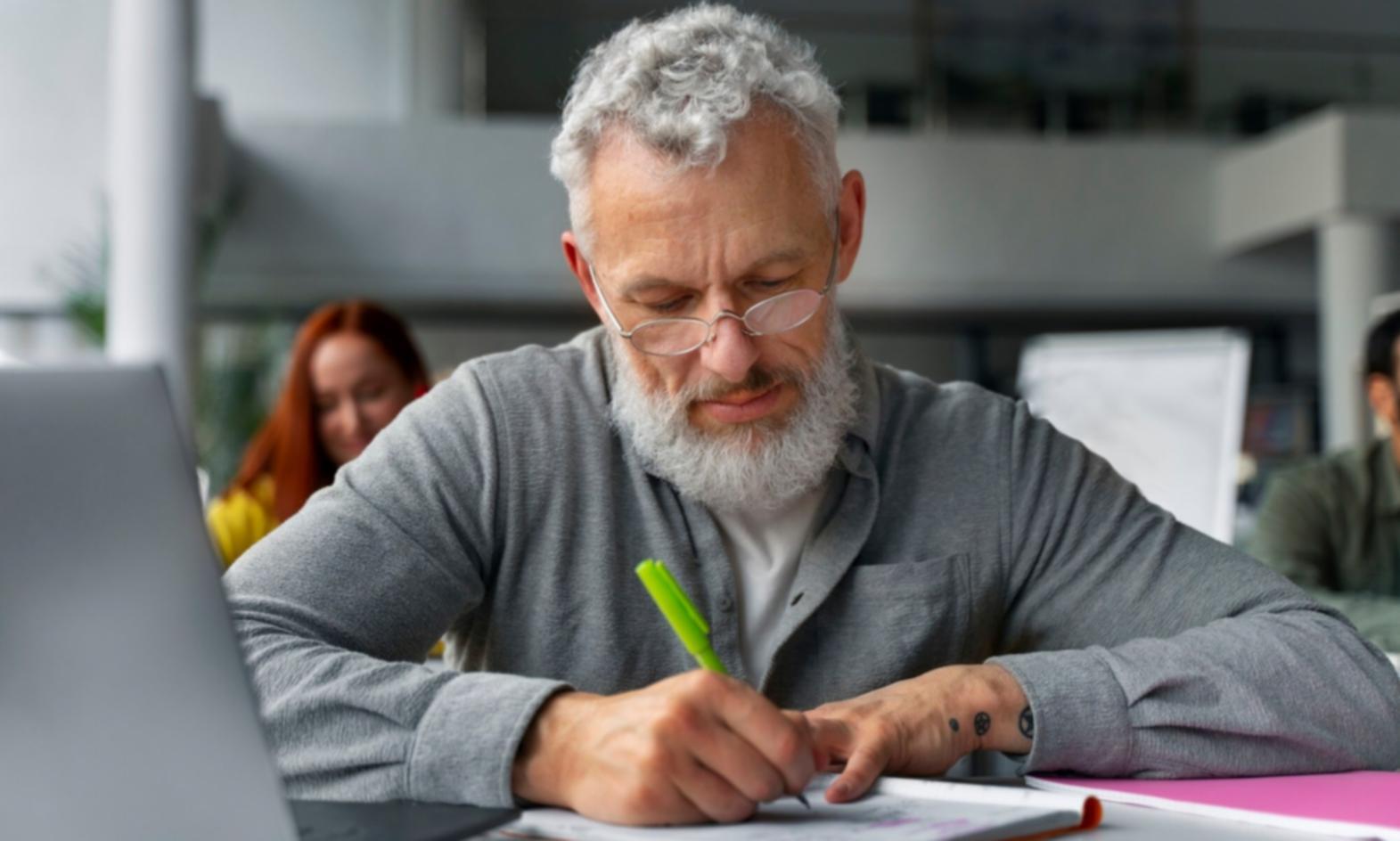 French manicure moderna con twist colorati