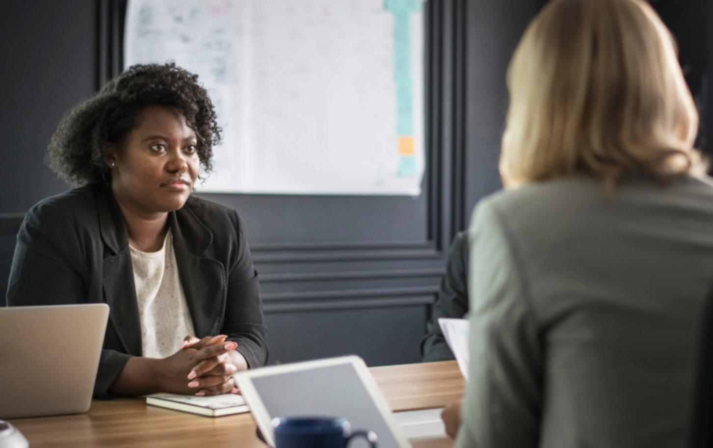 Sessione di consultazione personalizzata per valutare gli obiettivi formativi nell'arte della manicure professionale