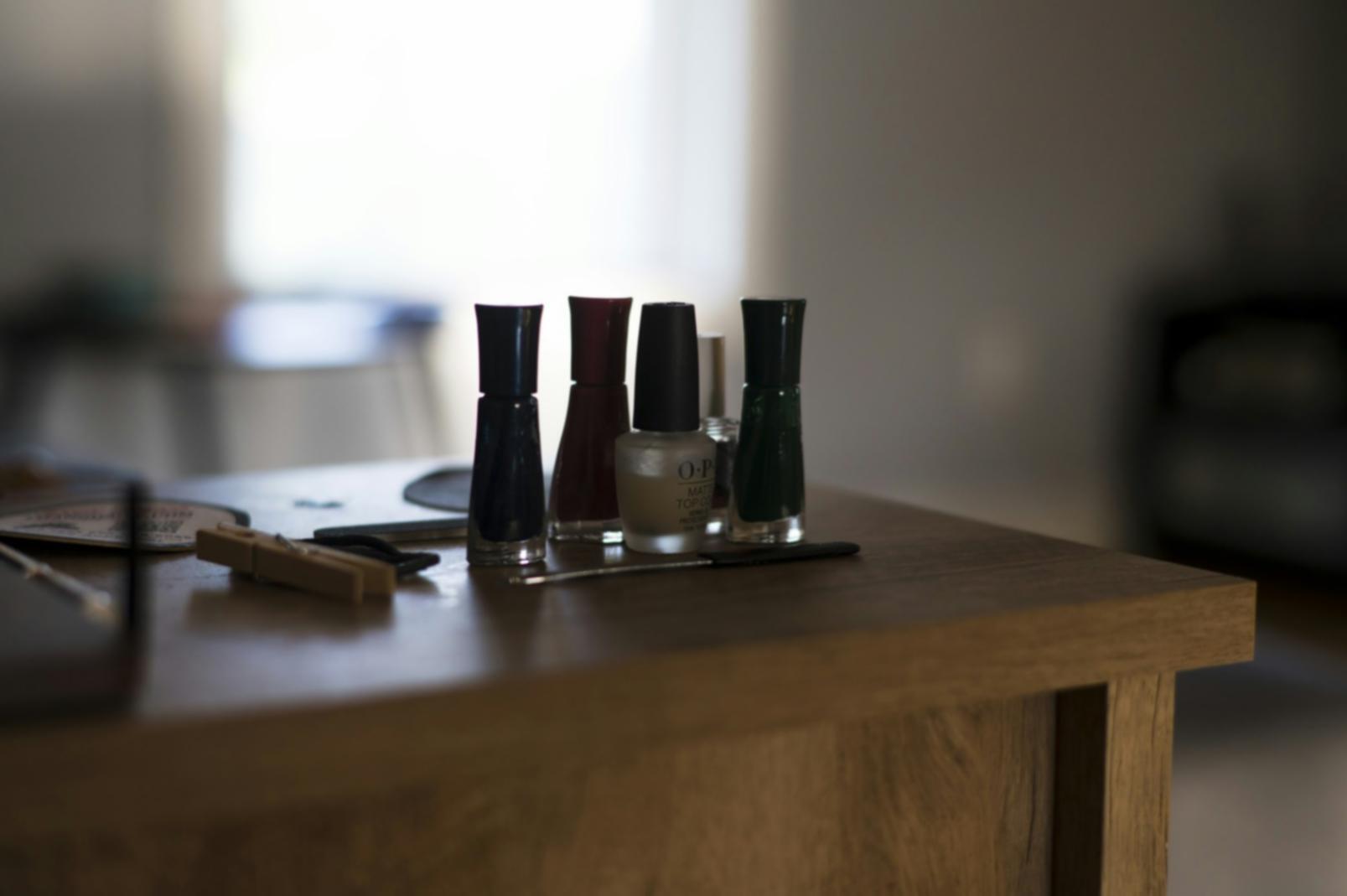 Ambiente di apprendimento dedicato alle tecniche avanzate di nail art con strumenti professionali